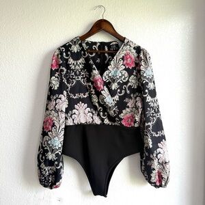 The Moon Womens Bodysuit Black Pink Floral Long Puff Sleeve Size Large